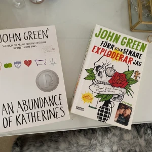 Böcker - Två böcker av John Green. En på svenska och en på engelska. En för 20kr, 2 för 30kr💛