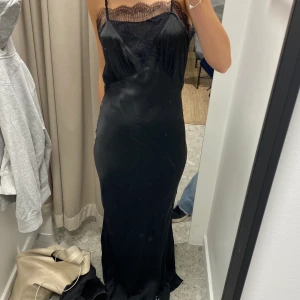 Långklänning - Världens finaste långklänning som jag köpte secondhand för några dagar sedan! Den är som ny och har inga defekter. Säljer pga att jag insåg att jag inte har nånstans att använda den till😊