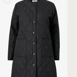 Plus size jacka  - En tunnare jacka från Ellos i deras plus collecktion i storlek 50/52. Säljer då den inte kommer till användning länge då den är lite för stor för mig. Sparsamt använd under våren så i fint skick.     Ordinarie pris på deras hemsida 699kr  Säljer för 300kr
