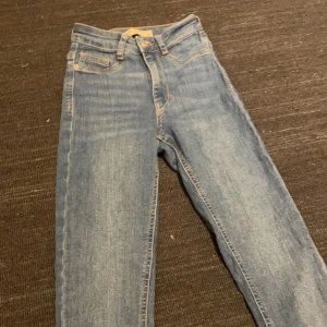 JEANS - Blåa jeans från New Yourker som har blivit för små för mig, stolek 28