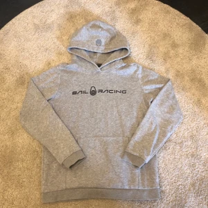 Sail Racing hoodie - Sail Racing hoodie i strl 170, sitter som en xs. Nypris 800kr