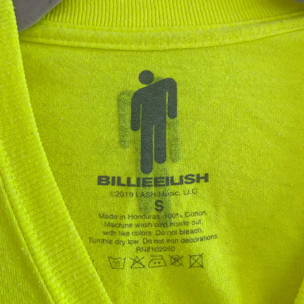 äkta merch från Billie Eilish’s konsert i Fryshuset 2019 neongul färg, ingen kommer missa dig ;) perfekt för neon-tema på fest till exempel sparsamt använd så är i superbra skick. T-shirts.