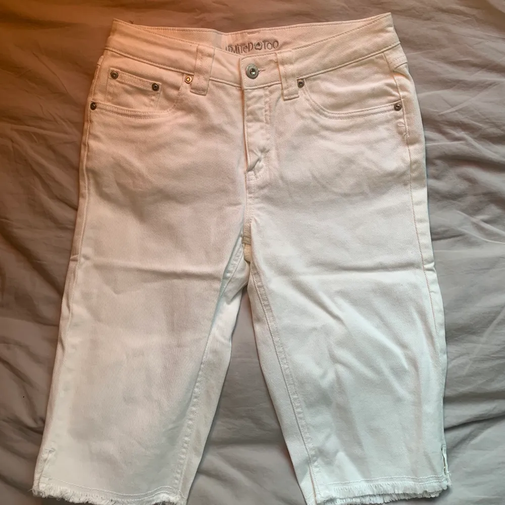 Vita länge jeansshorts från märket LimitedToo, passar S/M, mycket bra skick! Kan mötas upp i strockholm eller frakta ❤️. Shorts.