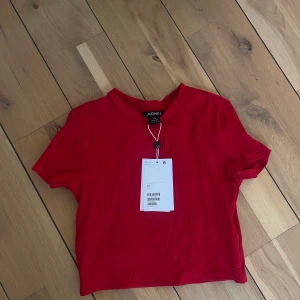 topp  - röd crop top från monki, helt oanvänd ❣️