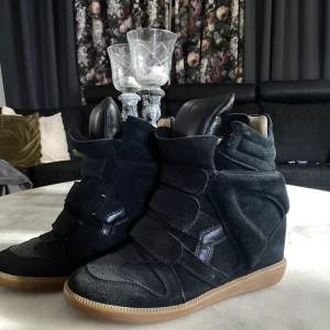 Säljer dessa snygga becket boots från Isabel marant i svart färg. Storlek 38 och är i väldigt fint skick!🙌🏼Köparen står för frakten!!!