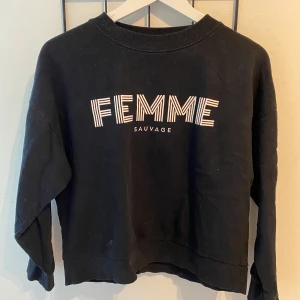 Collegetröja  - Från ginatricot