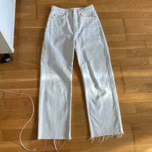 Jättefina vita jeans ❤️kommer tyvärr inte till användning och det är därför jag säljer dom❤️bra kvalite och säljer dessa för 300kr❤️