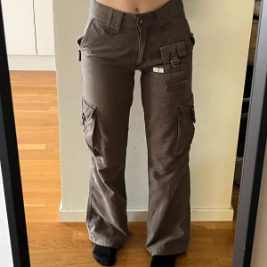 Cargobyxor - Säljer dessa sjukt coola militärgröna cargobyxor då de har blivit försmå. Det var lite svårt att få en bild av färgen men de är en ljus militärgrön färg med många fickor. Jag är 167 cm och bär oftast en s. Hör av dig vid eventuella frågor!🫶