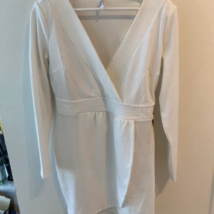 Vit klänning  - Jättefin klänning perfekt till studenten eller fest! Säljes då jag enbart burit den på min student🥰