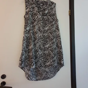 Blus - Mönstrad blus anväd fåtal gånger  Hund finns i hemmet  Frakt tillkommer/ Postnord 