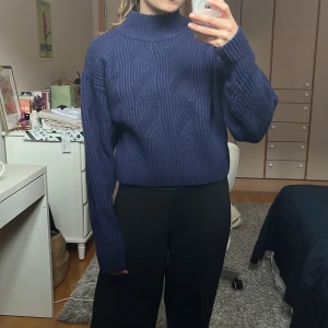 Stickad tröja från & Other stories  - Superfin mörkblå stickad tröja från & other stories som jag köpte cirka två år sedan men har aldrig riktigt kommit till användning. Den kostade ursprungligen runt 800kr. Den är i storlek XS och jag är cirka 160cm lång. ☺️