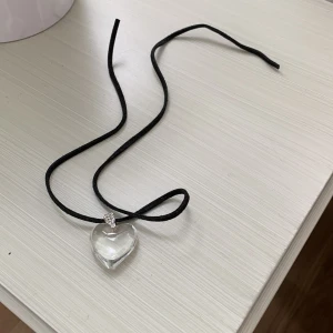 Halsband hjärta i glas  - Skinn och glas  Ny