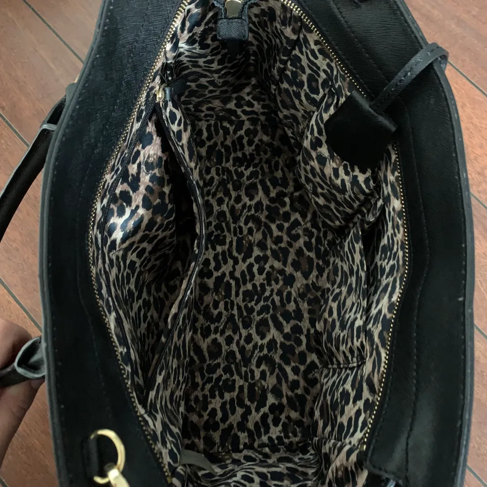 Väska, köpt i london i Victoria secret butik för några år sedan. Med leopard i insidan. Väskor.