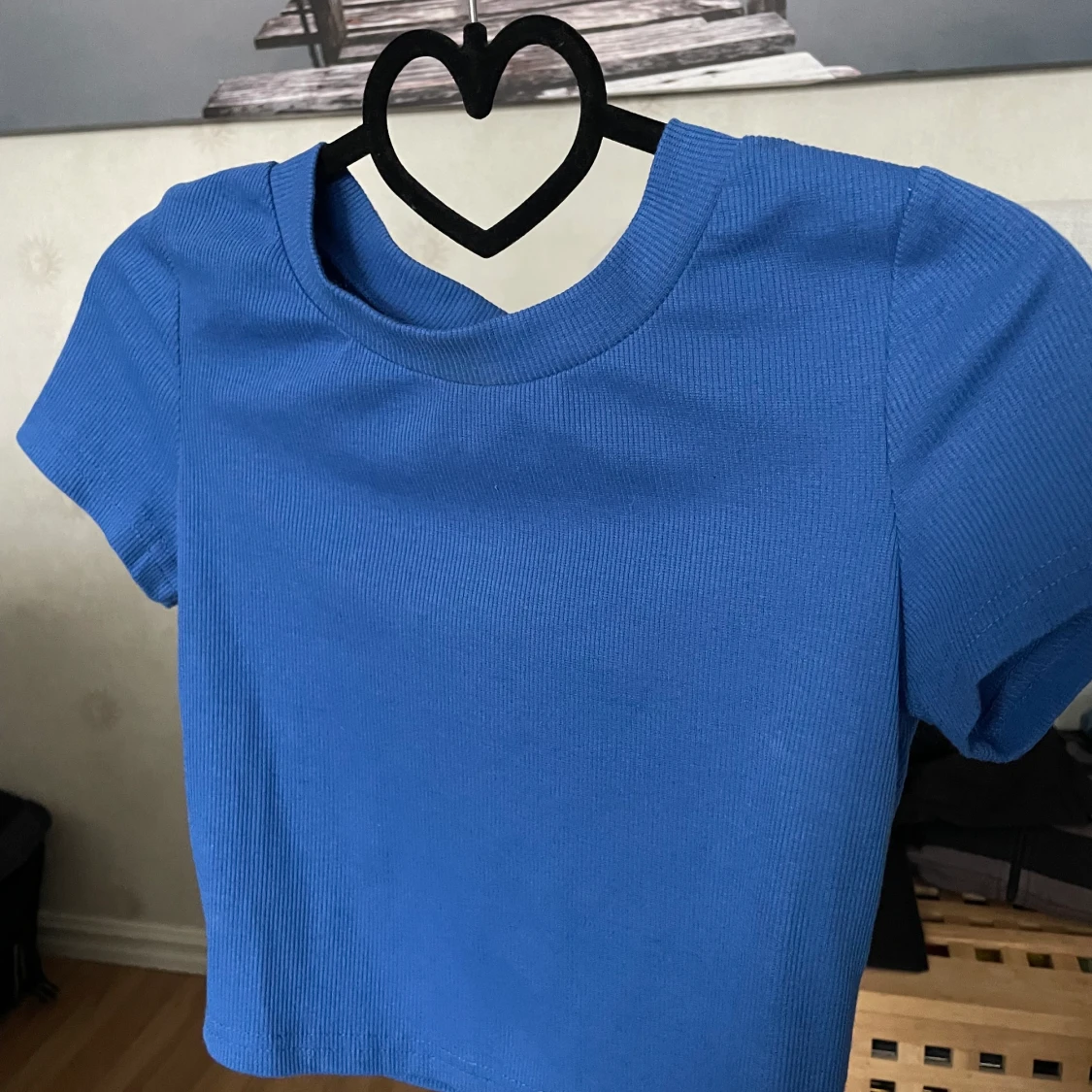 Blå crop t-shirt. Otroligt vacker färg, säljer för att storleken är fel för mig. - 91