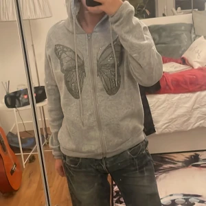 Fjärilssipup - En grå fjärilssipup med rhinestones. Den är som ny men jag använder den inte.