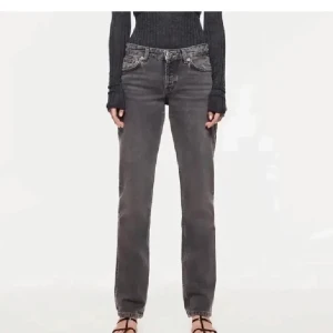 Gråa zara jeans -  Säljer mina gråa jeans från zara i storlek 36💕 fint skick 