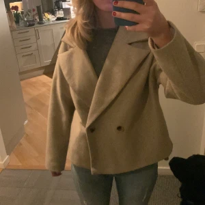 Vila jacka - Jätte trendig jacka som är som ny i skicket💕 Den är i storlek 40, men skulle säga att den passar för nästan alla storlekar beroende på hur man vill att den ska sitta❤️Hör av er om ni har frågor❤️ 