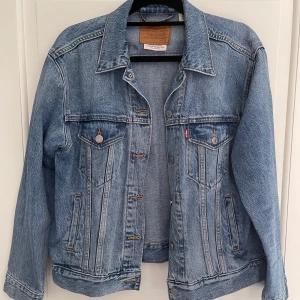 Jeans Jacka Levi’s - Säljer nu min jeansjacka från Levi’s som jag inte använder längre, använd ett fåtal gånger så den är som ny. Nypris 1195, men säljer den för 650. Köparen står för frakten 🫶
