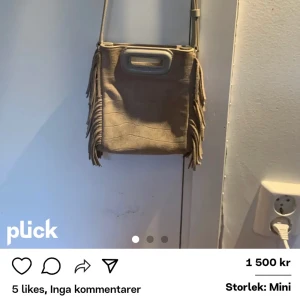 Maje väska - Säljer en jätte fin maje väska eller byter. Den är i mocka och krokodil möster i strl liten och är beige. Bilderna är från mitt gamla konto som blev bannat❤️
