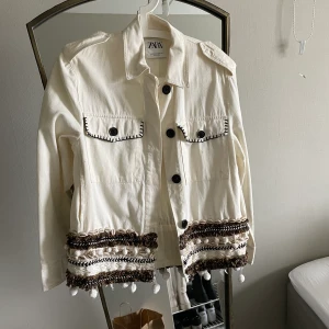 Jacka/overshirt - Säljer min fina jacka/overshirt från zara, storlek xs. Den har jag inte hunnit använda så mycket då den är för liten nu, finns vissa detaljer på jackan som har lossnat, nypris ca 679kr jag säljer för 300kr 