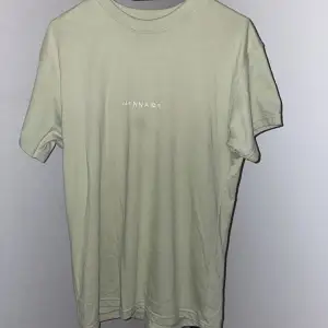 Grön Mennace T-shirt i storlek S. Har en Unisex-passform. Använts få gånger, i gott skick. 