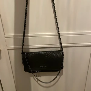Zadig volitaire väska - Hej! Jag säljer denna jätte fina Zadig volitaire väska på grund av att jag inte andvönder den lika mycket längre. Det är Zadig volitaire Rock bag. Nypris är ca 2000kr och budgivningen börjar på 880 + frakt 79  kr. Man kan också buda privat! 