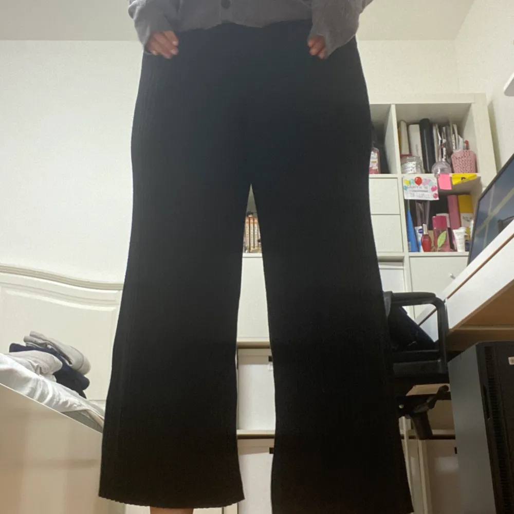 Svarta byxor, oanvända, jag är 170cm. Jeans & Byxor.