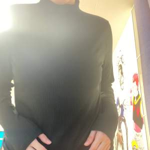 (sorry för dåligt ljus) svart poli tröja, oanvänd 