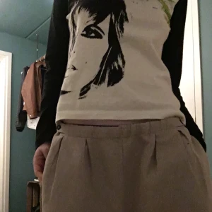 Kort vintage topp  - En skitsnygg topp i utmärkt skick, har legat i min garderob men aldrig kommit till användning. (Pris går att diskuteras)