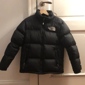 The North Face Jacka 💓 - Säljer nu min North Face jacka då den inte passar mig längre, den är i super skick och är som ny, nypris: 2999 sek, kontakta mig för mer info! 💗💓