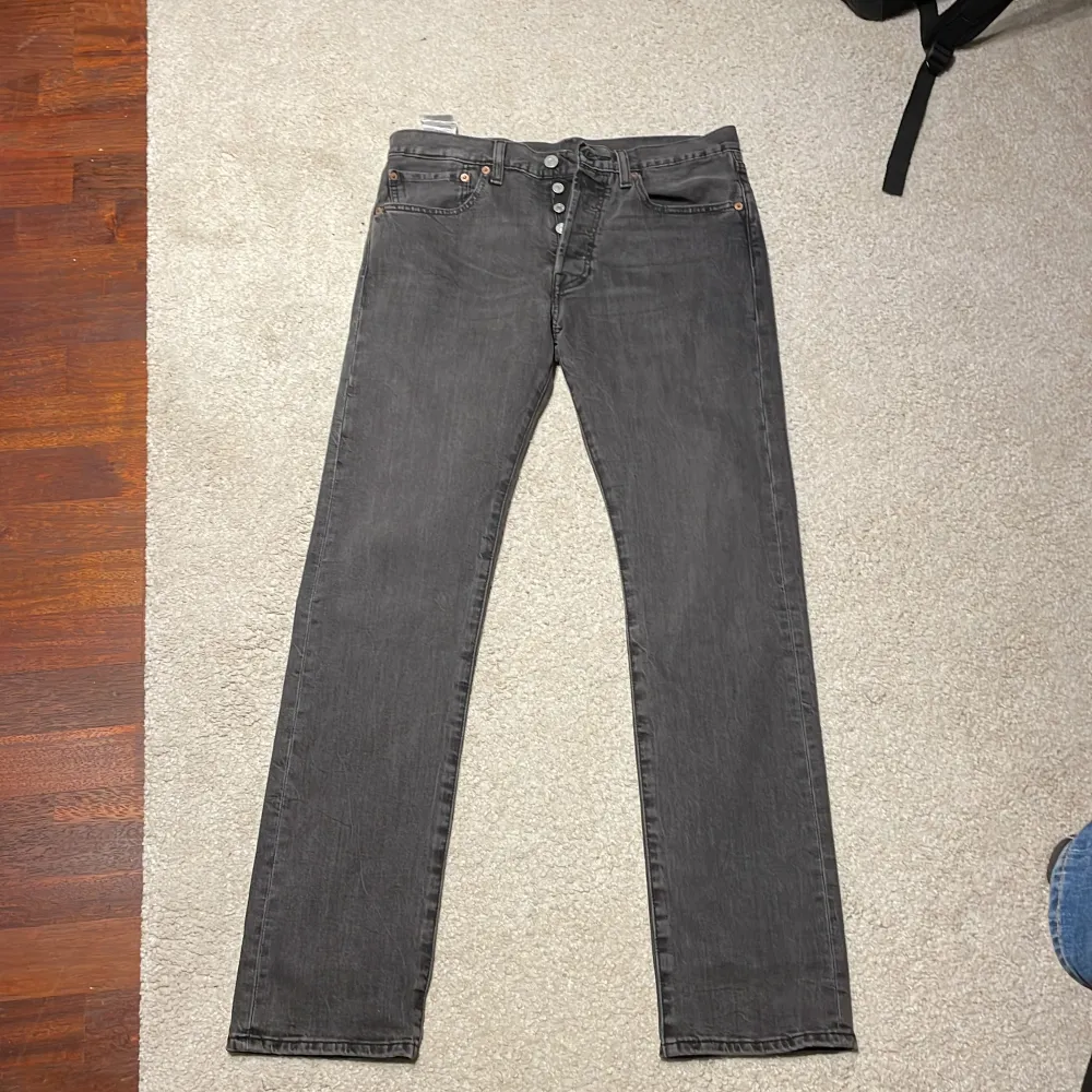Säljer mina gråa Levis 501 jeans då jag har för mycket gråa jeans. Skick 9,5/10. . Jeans & Byxor.