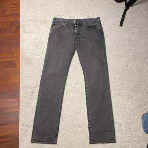 Säljer mina gråa Levis 501 jeans då jag har för mycket gråa jeans. Skick 9,5/10. 