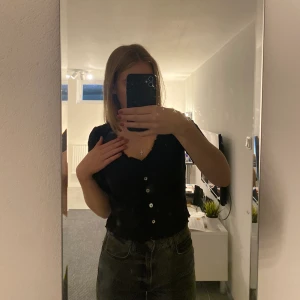 svart topp - en väldigt söt och fin topp från vero moda, storlek S, lite lätt ribbad, sitter jättefint!! 