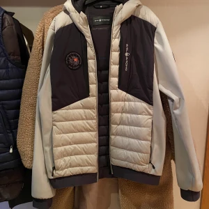 Sail racing jacka - Den perfekta skidjackan men jätte snygg att ha till ett par jeans och vardagligen.