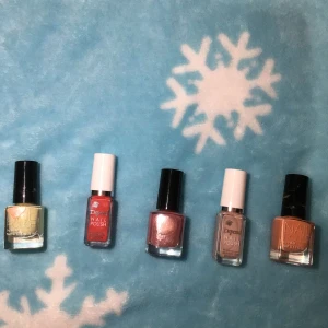 Nagellack  - Frakt: 15kr (st) Pris diskuteras privat!  Frågor? Skriv till mig privat! 