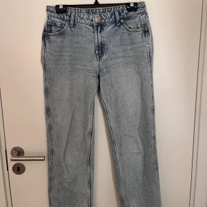 Jeans - Jeans i straight modell från newyorker, väldigt fin kvalitet och sitter väldigt fint på. Dessa är också lågmidjade i modellen.