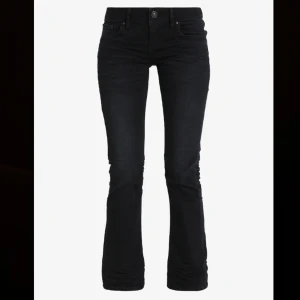 Ltb jeans - Lågmidjade bootcut svarta ltb jeans som knappt kommit till användning. Helt slutsålt på zalando. Köptes för 829kr!! Skriv om frågor eller fler bilder 