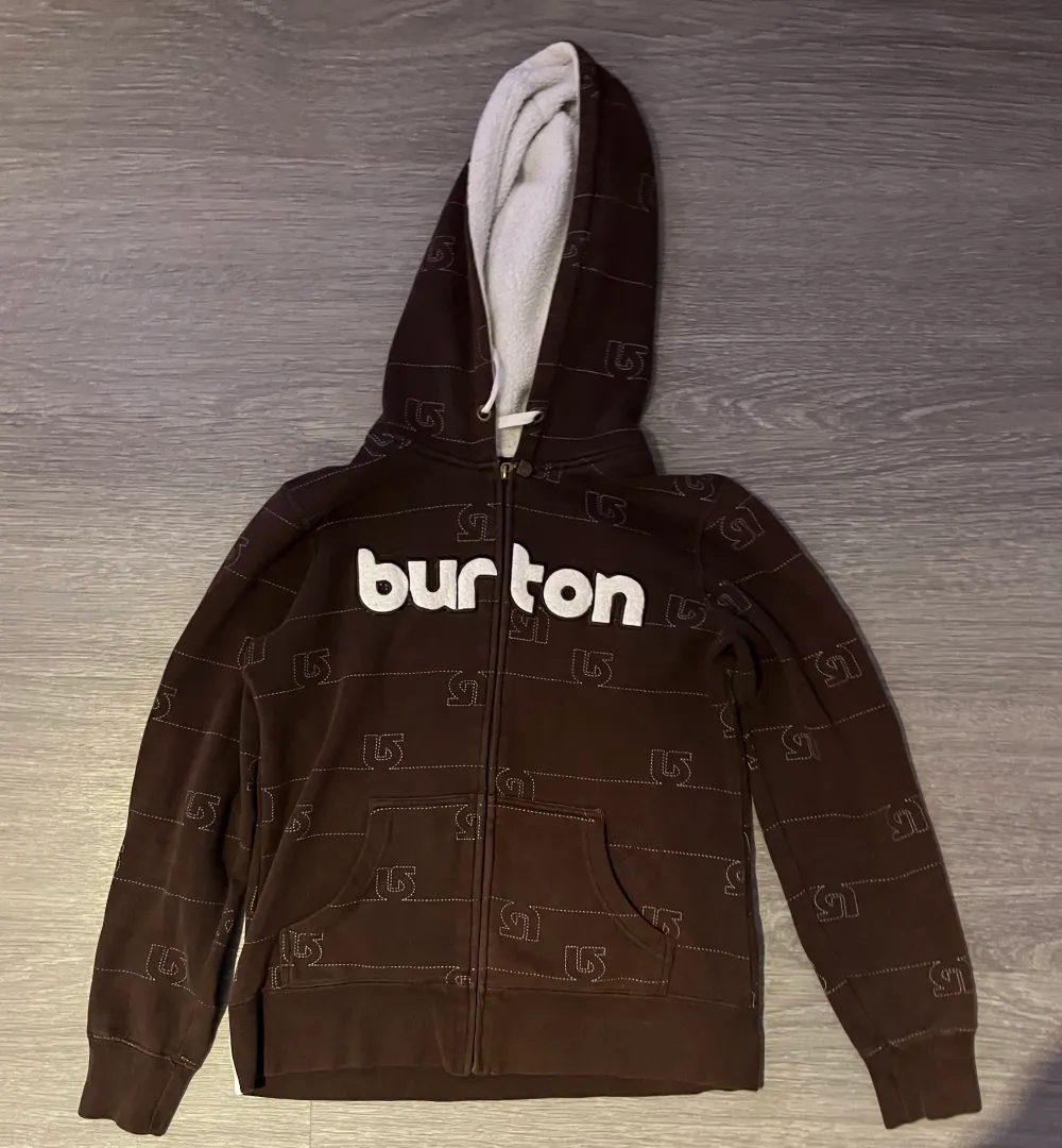 Hej säljer min Burton hoodie i nyskick. Endast använd en gång Det står m men passar även som s eller xs. Tröjor & Koftor.