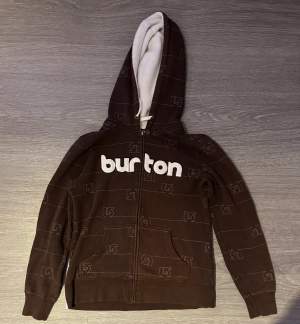 Hej säljer min Burton hoodie i nyskick. Endast använd en gång Det står m men passar även som s eller xs