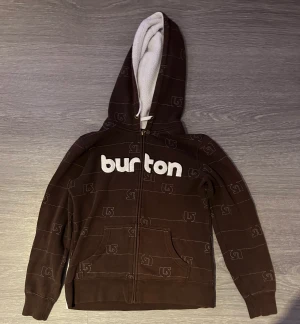 Brun burton hoodie  - Hej säljer min Burton hoodie i nyskick. Endast använd en gång Det står m men passar även som s eller xs