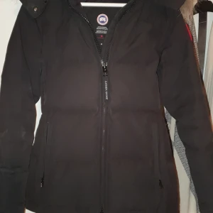 Canada Goose stl S - Använd 1 säsong är nu förliten för mig  Modell Chelsea Parka Nypris 10190 kvitto finns. Upphämtning eller fraktas köparen står då för frakt kostnaden. Byten är inte intressant.