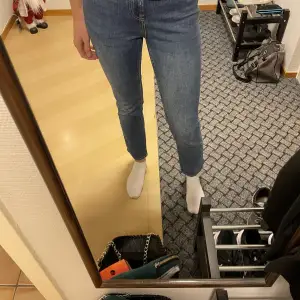 Jeans från lager 157 i fint skick, använda ett fåtal gånger men inga defekter. Lite korta för mig som är 178cm. 
