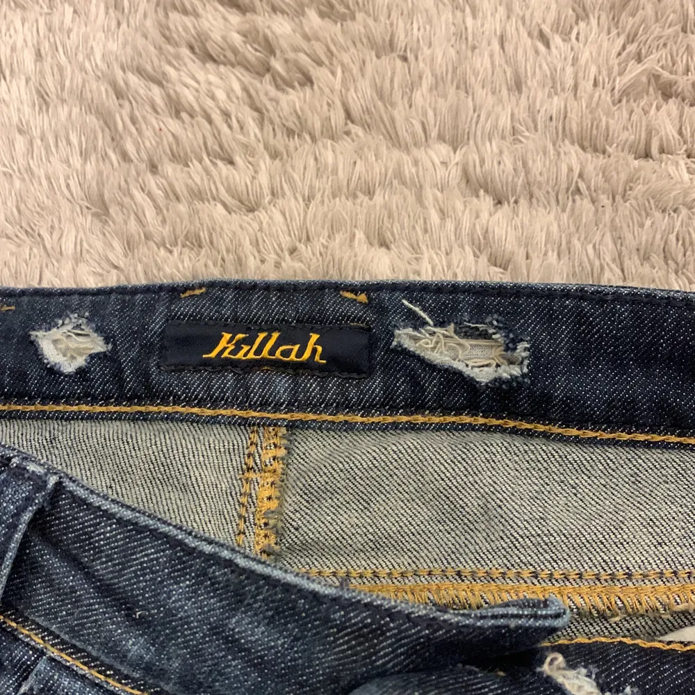 Jätte snygga mörkblåa lågmidjade jeans från Kullah som även har jätte snygga detaljer. De har dessvärre hål på insidan av midjan eftersom jag tänkte stoppa in ett skosnöre där så att jag kunde knyta åt den. . Jeans & Byxor.