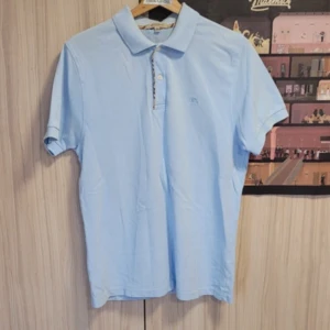 Burberry Piké - ❗️FRI FRAKT❗️ Bra skick men lite missfärgad innanför kragen. Storlek M men lite liten i storleken. Mått finns i DM.