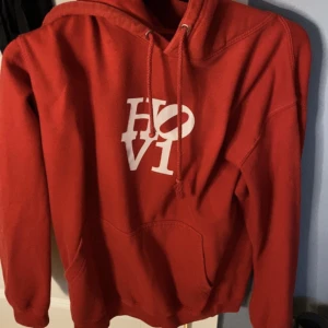 Hov1 hoodie - Jag säljer min hov1hoodie med modell från 2018. Den är i gottskick! Använt fåtal gånger❤️‍🔥Säljer den för 200kr, orginalpris 699kr. Storlek Xs-S