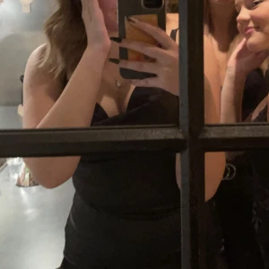 satin klänning - satin klänning från asos, storlek M men psssr S. Använd 1 gång och perfekt till nyår!!🥰