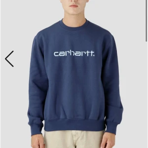 Carhartt  - Carhartt tröja. Samma som på första bilden fast med vit text. Storlek M men passar nog bättre på S eller SX. Väldigt bra skick.  