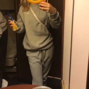 Hella sättet  - Jag vill sälja både byxorna och tröjan jag kan absolut skicka fler bilder det är bara och skriva och fråga 