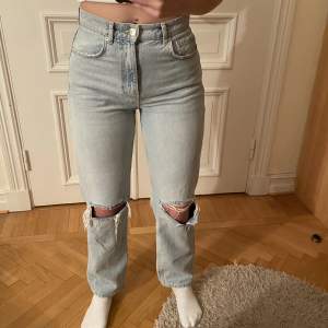 Ett par jeans från GinaTricot! Lite korta på mig som är 180. Knappt använda☺️