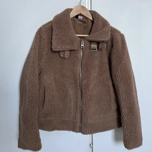 Teddyjacka - Teddy jacka ifrån H&M, storlek S, använd mycket men någorlunda bra skick. 